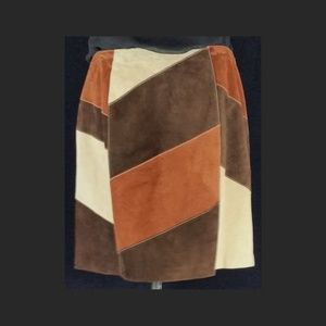 Short pieced suede skirt